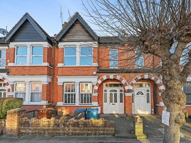 Flat for sale in Lane, Greater London