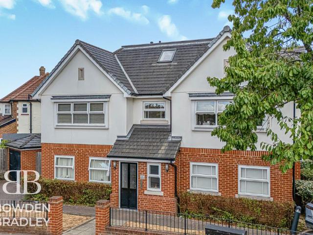 Flat for sale in Elm Park, Greater London