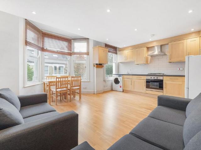 Flat for sale in Abbeville Village, Greater London