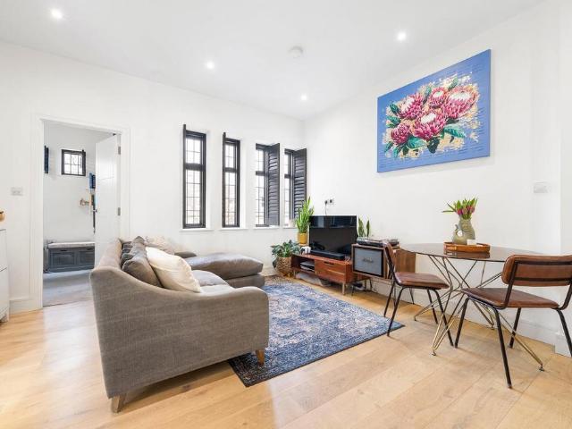 Flat for sale in Clapham, Greater London