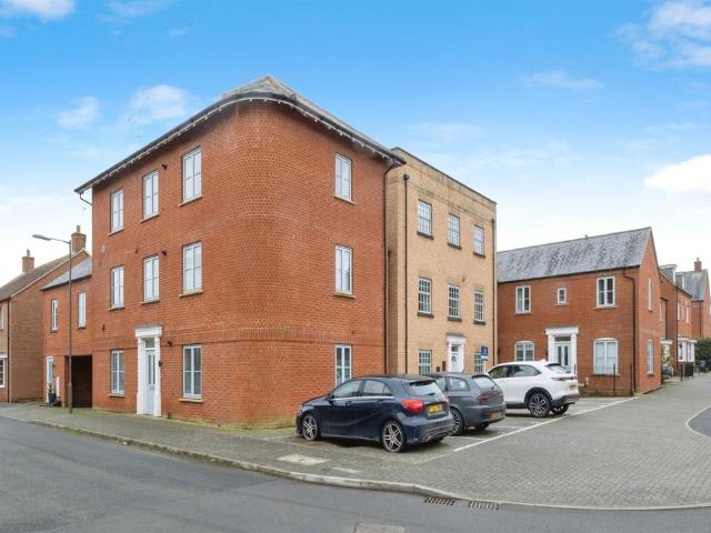 Flat for sale in Buckingham, Buckinghamshire
