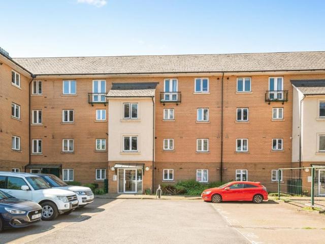 Flat for sale in Cardiff Bay, Falcon Lodge