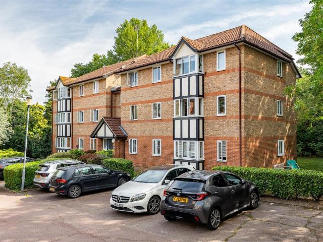 Flat for sale in Hertford, Colliers End