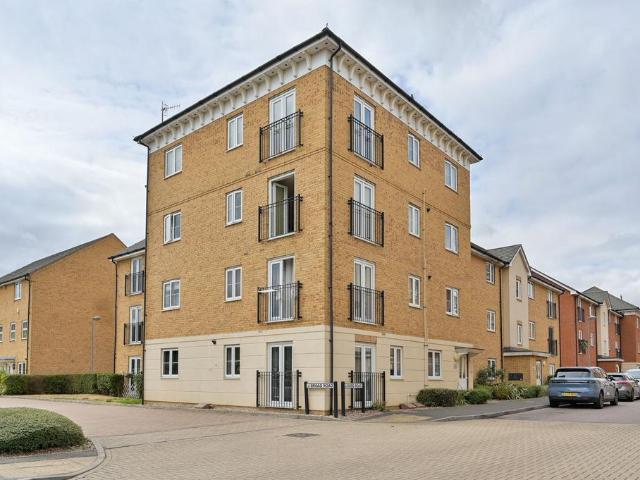 Flat for sale in Kingswood, Watford