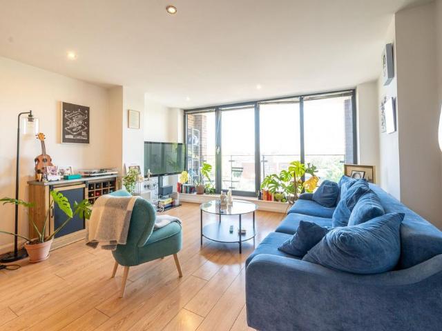 Flat for sale in Maryland, Greater London