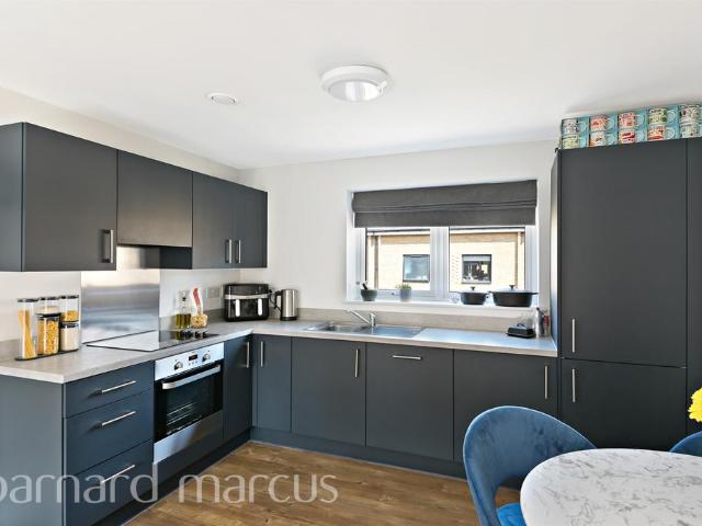 Flat for sale in Hackbridge, Greater London
