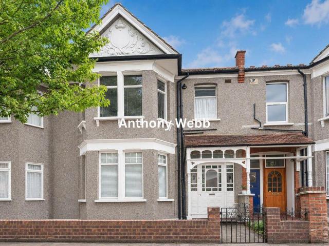 Flat for sale in Palmers Green, Greater London