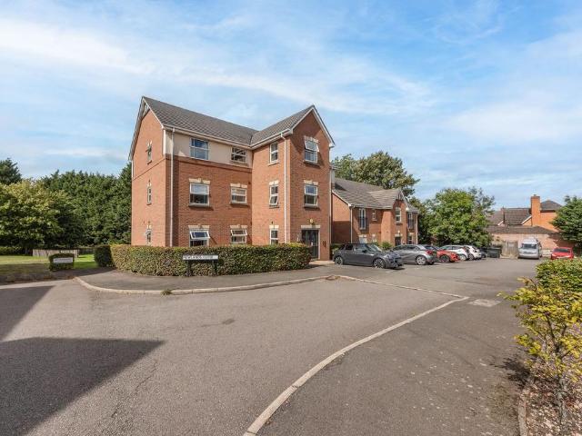 Flat for sale in Bromsgrove, Worcestershire