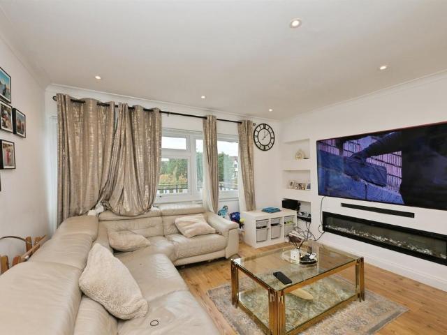 Flat for sale in Broxbourne, Hertfordshire