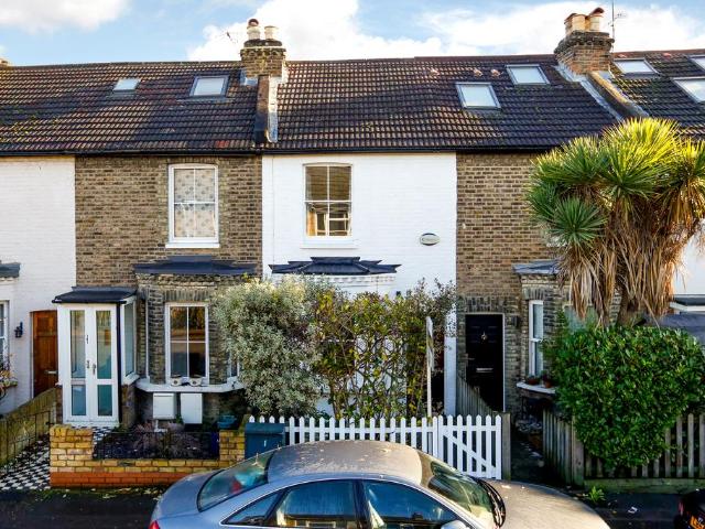 Flat for sale in Kew, Greater London