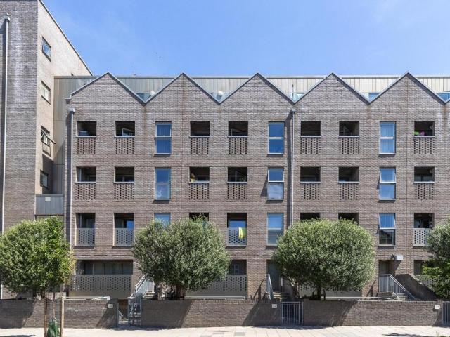 Flat for sale in Stockwell, Greater London