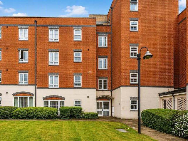 Flat for sale in Slough