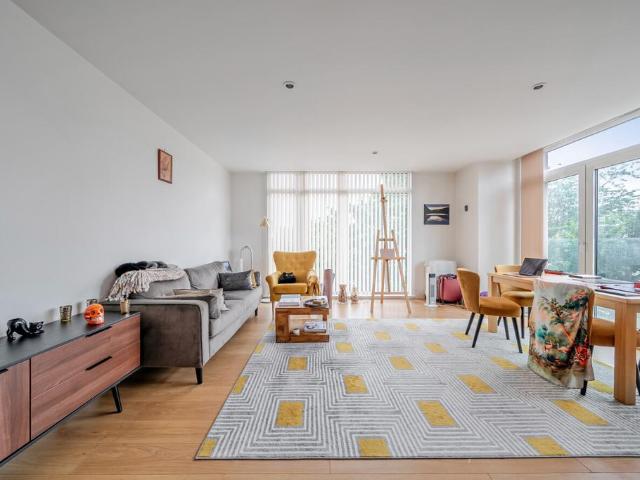 Flat for sale in Stockwell, Greater London