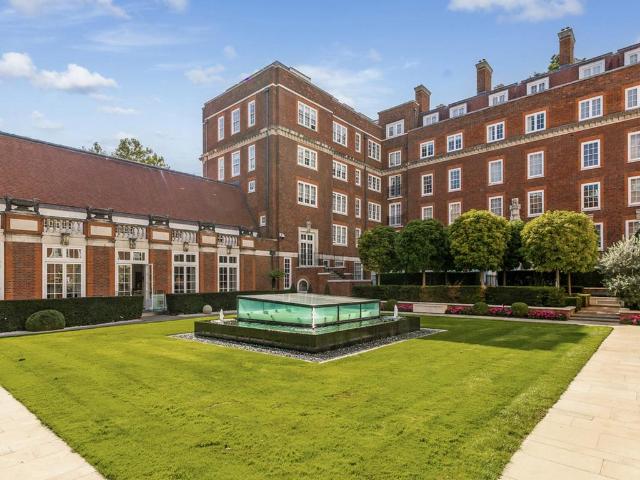 Flat for sale in Royal Borough of Kensington and Chelsea, Greater London