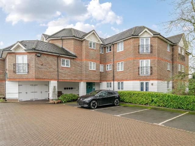 Flat for sale in Little Stanmore, Greater London