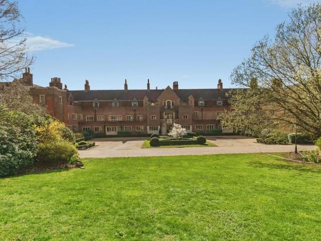 Flat for sale in Littlecote, West Sussex