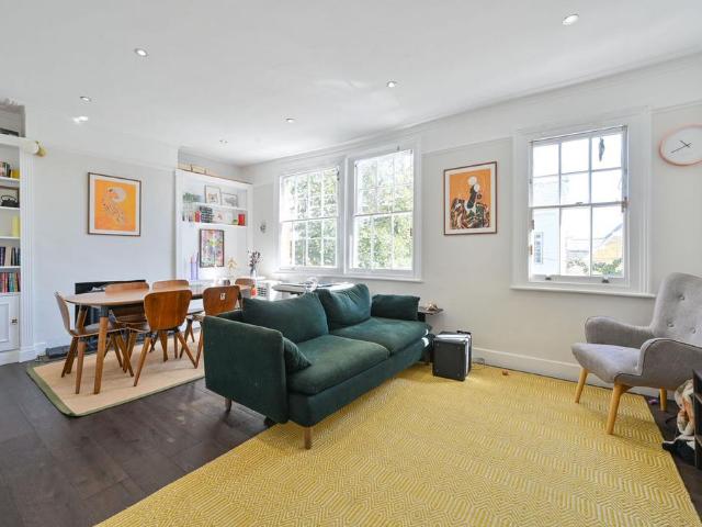 Flat for sale in Mortlake, Greater London