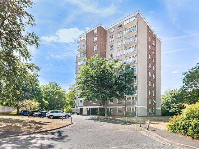 Flat for sale in Carshalton Beeches, Greater London