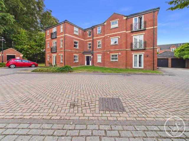 Flat for sale in Moor Allerton, West Yorkshire