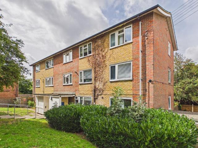 Flat for sale in Highfield, Pouchen End