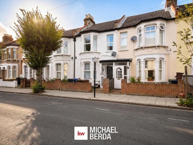 Flat for sale in London Borough of Waltham Forest, Greater London