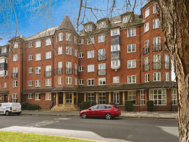 Flat for sale in Oxleaze, Gloucester