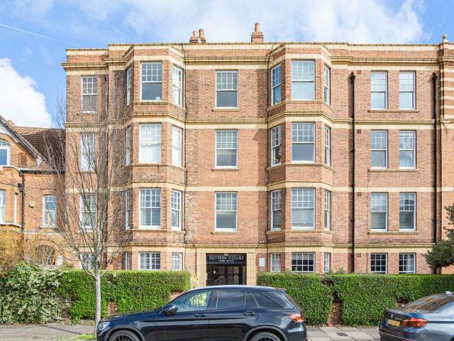 Flat for sale in London Borough of Hounslow, Strand