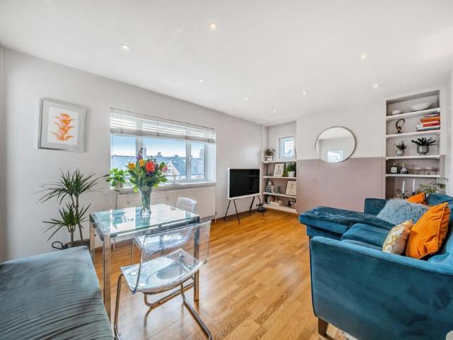 Flat for sale in Abbeville Village, Greater London