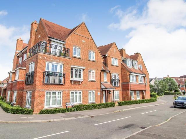 Flat for sale in Kilnwood Vale, Horsham