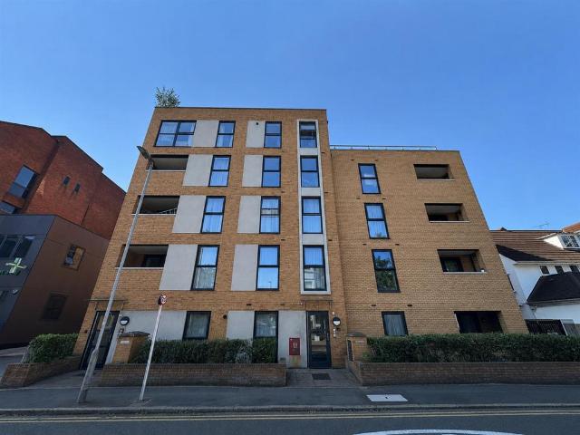 Flat for sale in North Watford, Hertfordshire