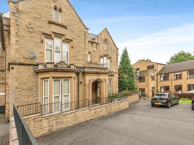 Flat for sale in Longwood, West Yorkshire