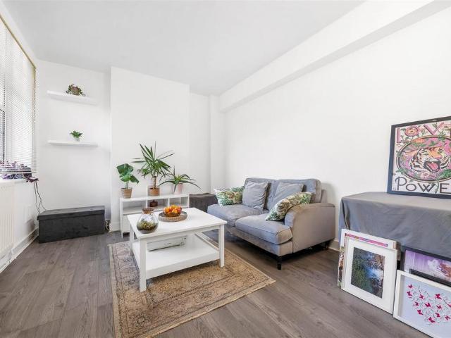 Flat for sale in West Norwood, Greater London