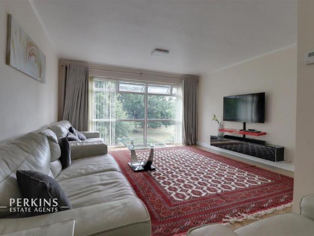 Flat for sale in London Borough of Ealing, Greenford