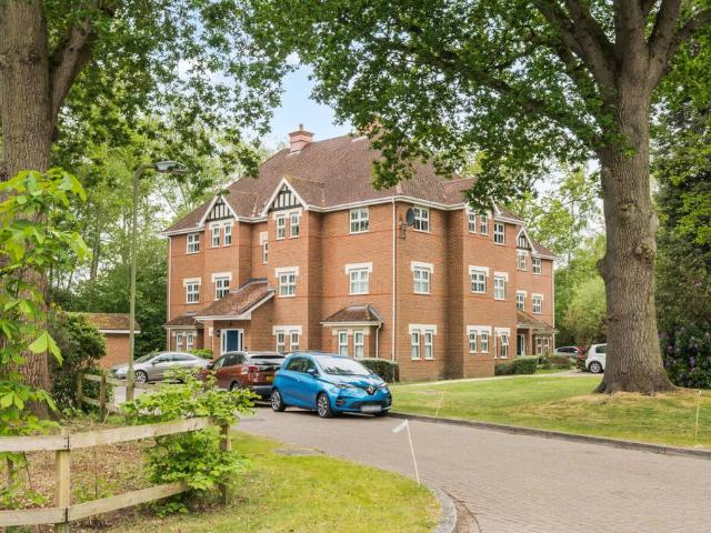 Flat for sale in Elvetham Heath, Hart