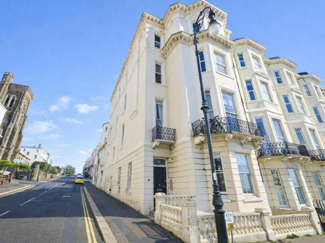 Flat for sale in Bohemia, Guestling Green