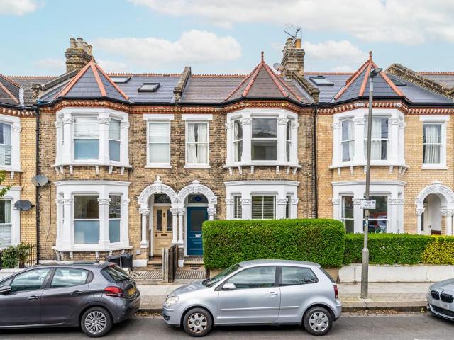 Flat for sale in Balham, Greater London