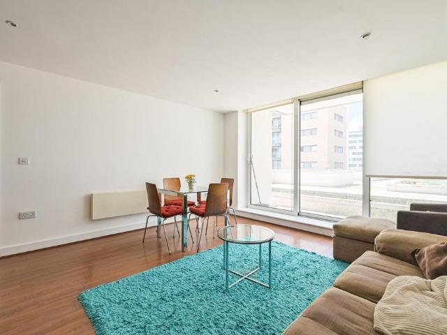 Flat for sale in Reach, Greater London