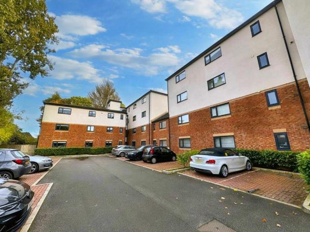 Flat for sale in Whitefield, Bury