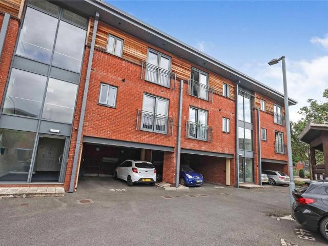 Flat for sale in Diglis, Worcestershire