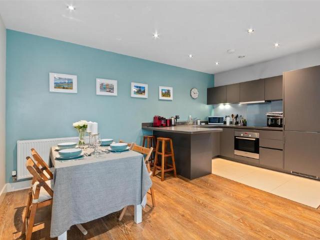 Flat for sale in London Borough of Merton, Cat Hill