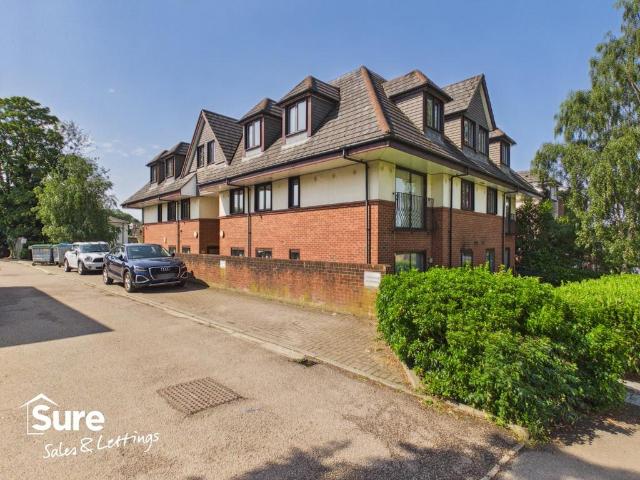 Flat for sale in Highfield, Pouchen End