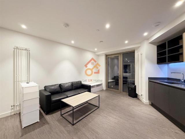 Flat for sale in Canning Town, Greater London
