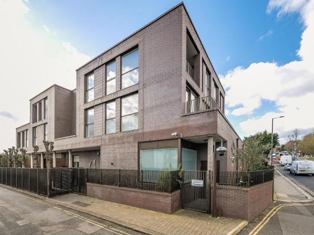 Flat for sale in Little Stanmore, Greater London