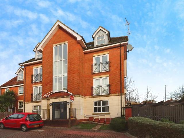 Flat for sale in Kingswood