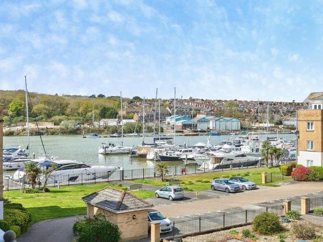 Flat for sale in East Cowes, Isle Of Wight