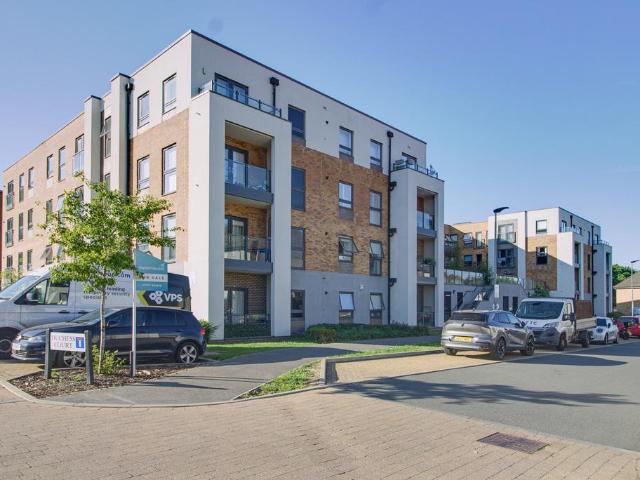 Flat for sale in Fretherne, Hertfordshire