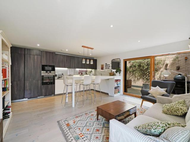 Flat for sale in Shepherd's Bush, Greater London