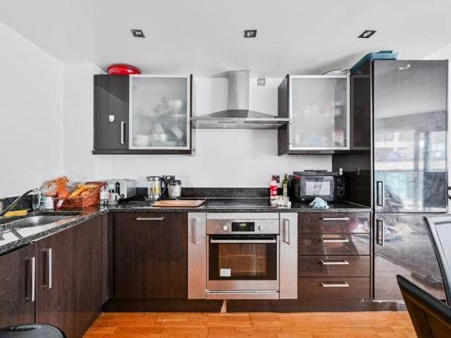 Flat for sale in Canary Wharf, Greater London
