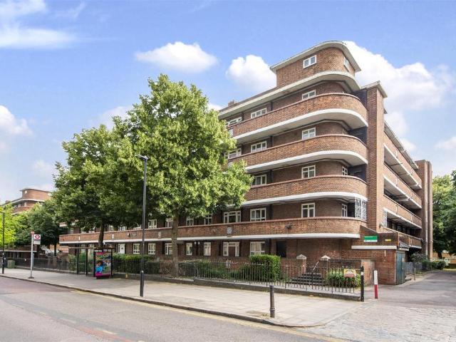 Flat for sale in Stoke Newington, Greater London