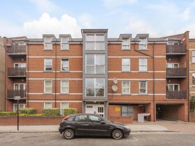 Flat for sale in Stockwell, Greater London